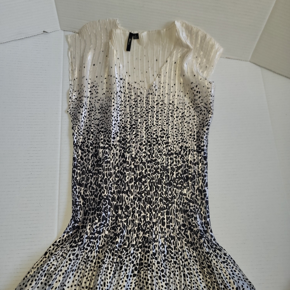 Milano Women Sleeveless Top Size Large Black White Accordion Gathered Career